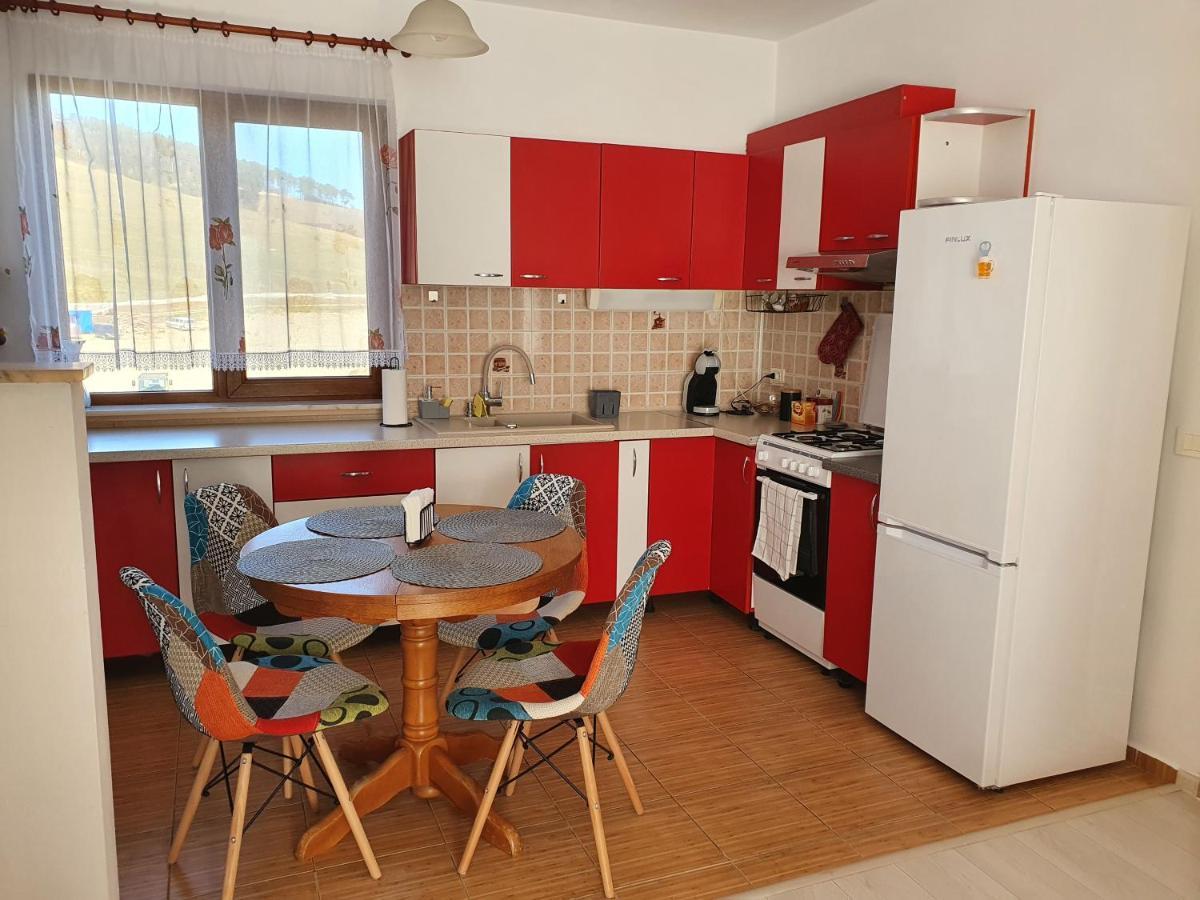 Апартаменты Apartament La Casa In Curte Comuna Кодля Экстерьер фото